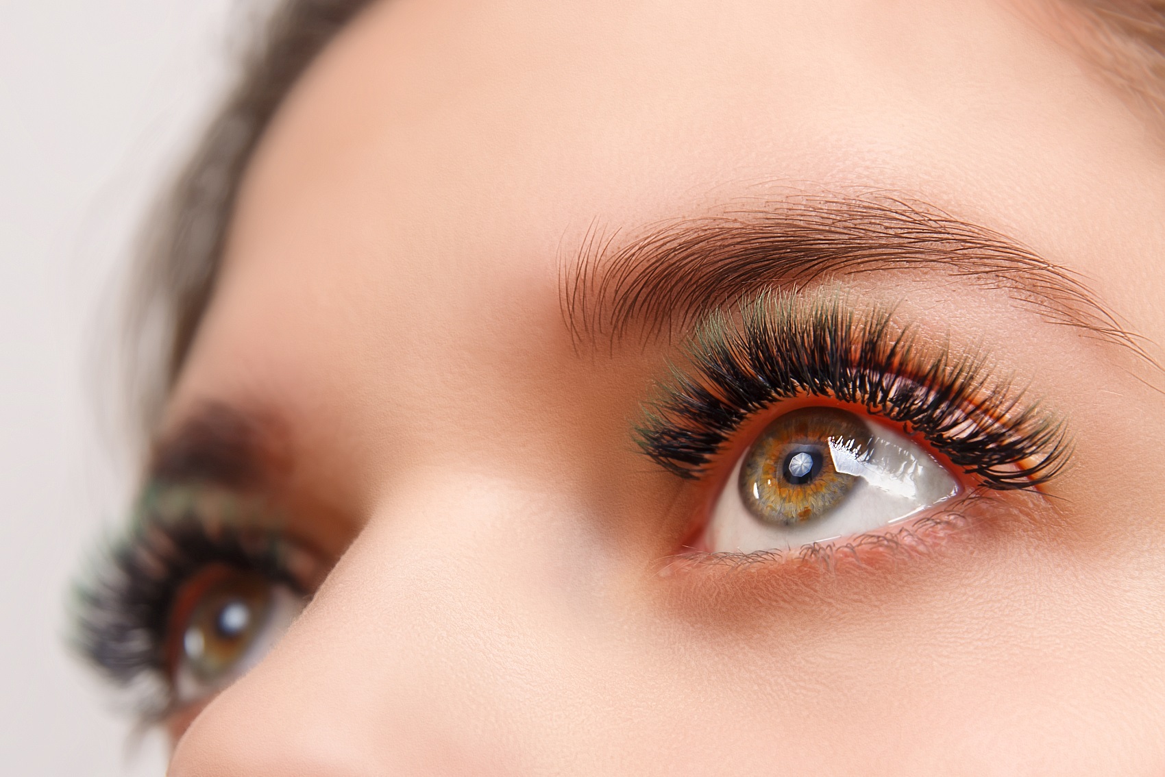 Lash Lift vs Estensjonijiet Eyelash, Liema hija Tajba għalik